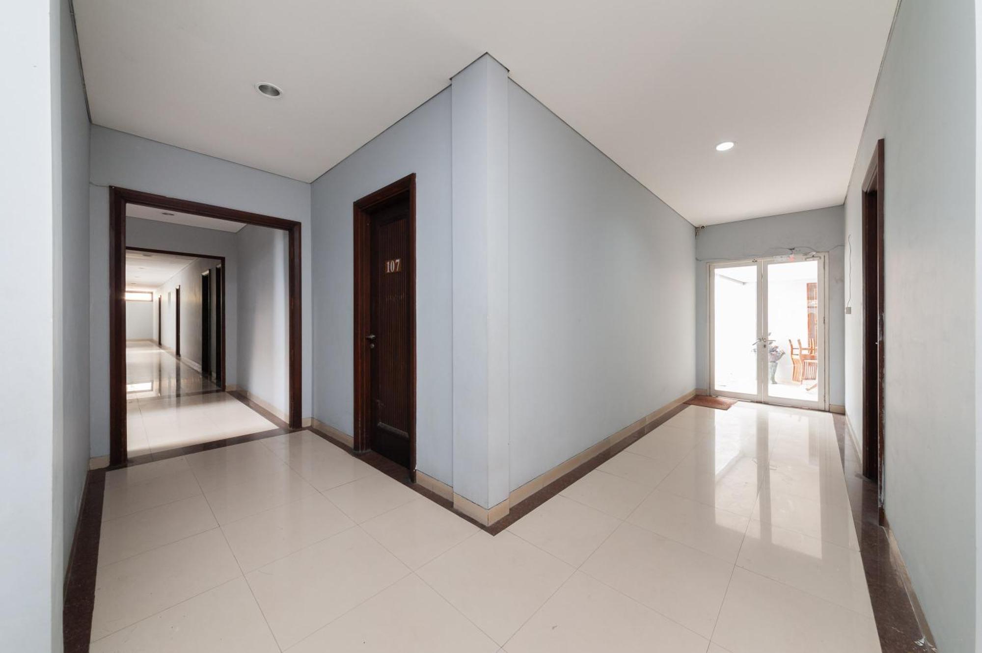 Reddoorz Plus Near Kelapa Dua Kebon Jeruk Джакарта Экстерьер фото