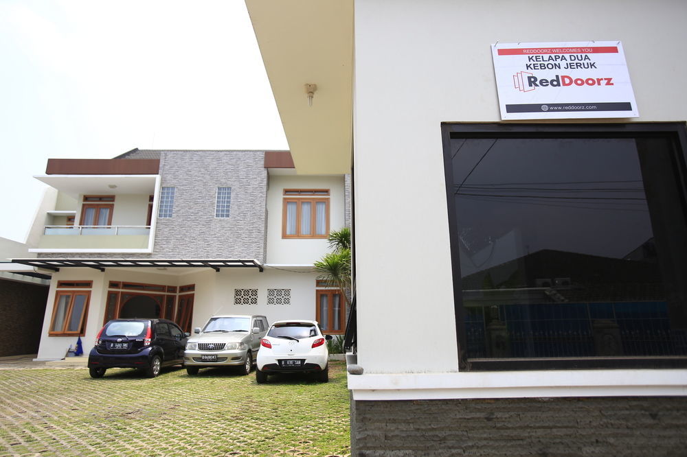 Reddoorz Plus Near Kelapa Dua Kebon Jeruk Джакарта Экстерьер фото