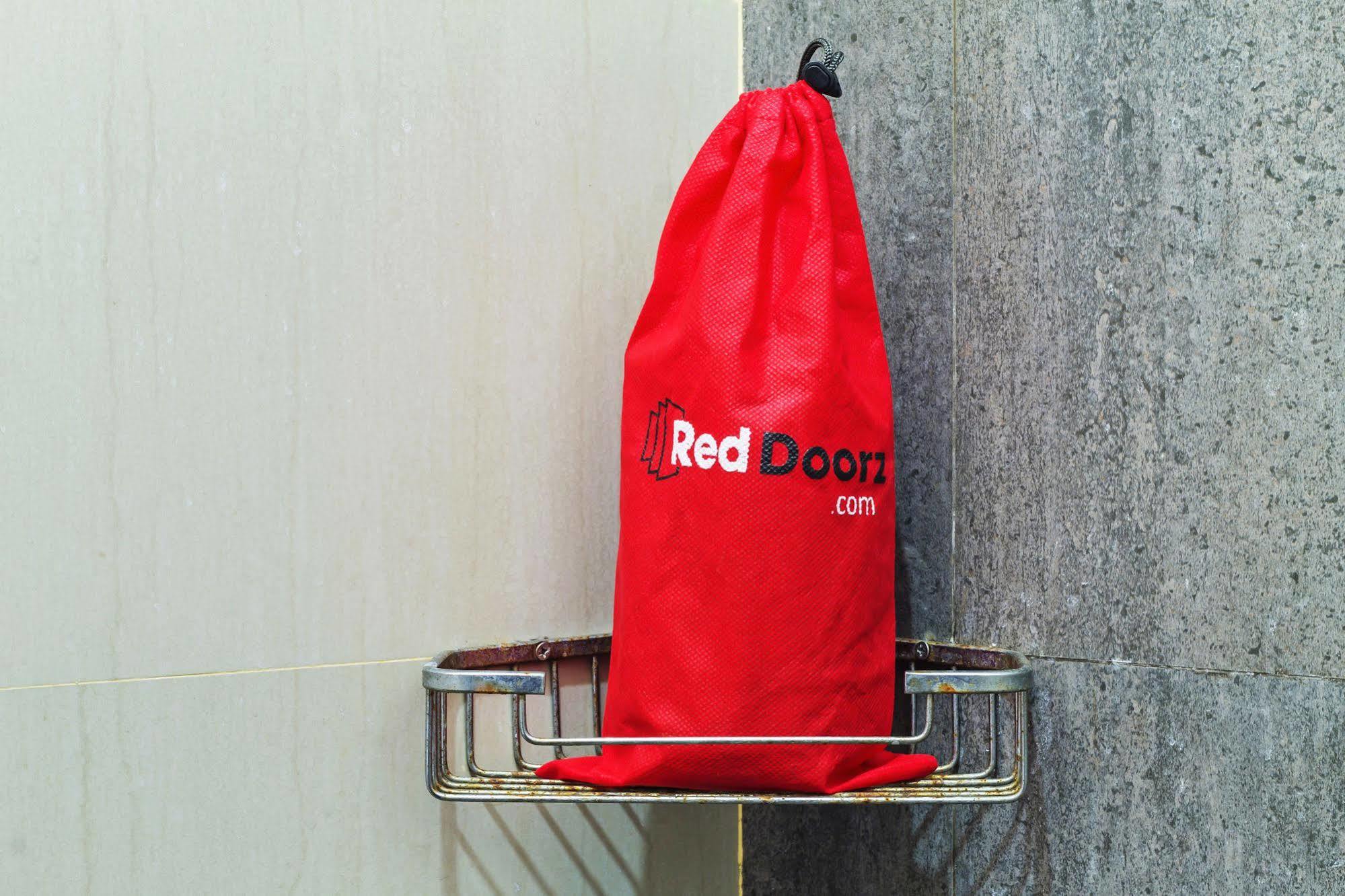 Reddoorz Plus Near Kelapa Dua Kebon Jeruk Джакарта Экстерьер фото