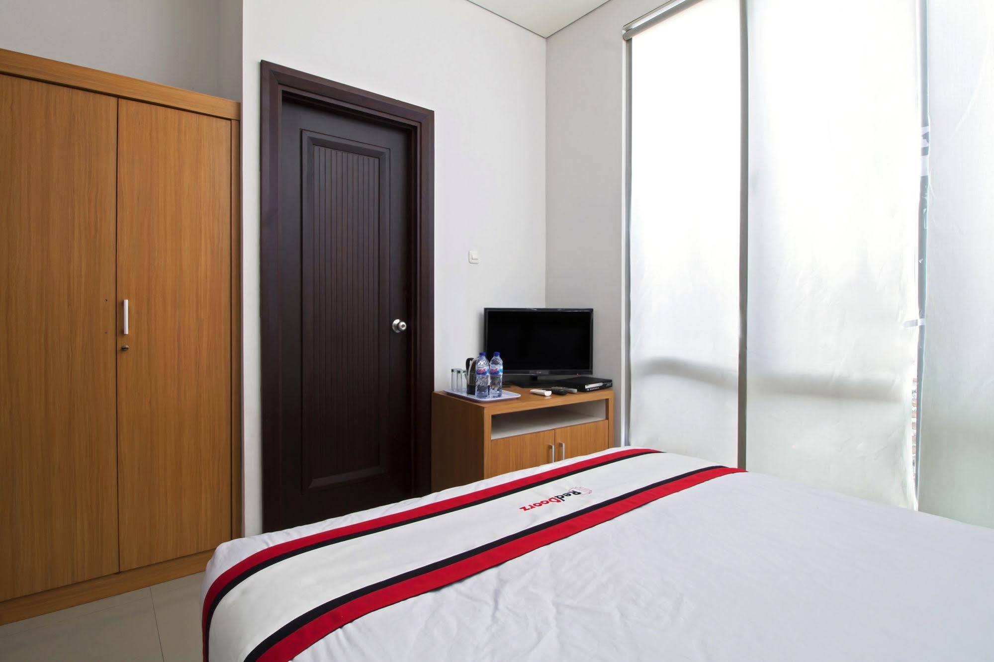 Reddoorz Plus Near Kelapa Dua Kebon Jeruk Джакарта Экстерьер фото