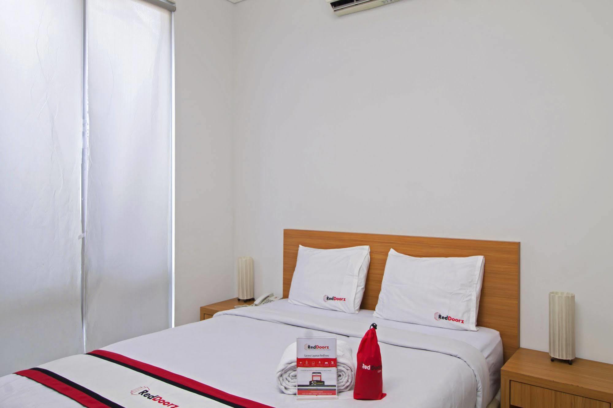 Reddoorz Plus Near Kelapa Dua Kebon Jeruk Джакарта Экстерьер фото